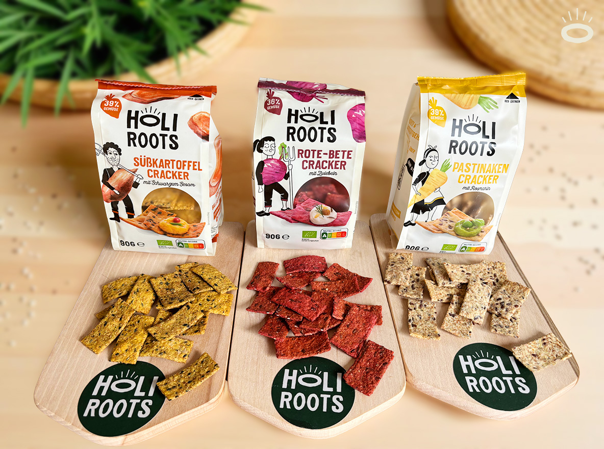 Holiroots Bio-Gemüse-Cracker Sortiment mit Süßkartoffel, Rote Bete und Pastinake – Produktinszenierung für den Webauftritt von ehrle studio.