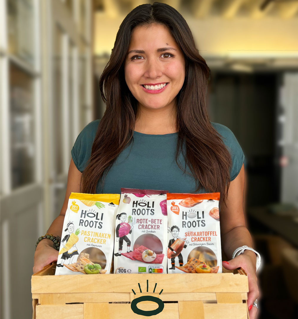 Holiroots Gründerin mit Bio-Gemüse-Crackern – authentische Markeninszenierung für den neuen Webauftritt.