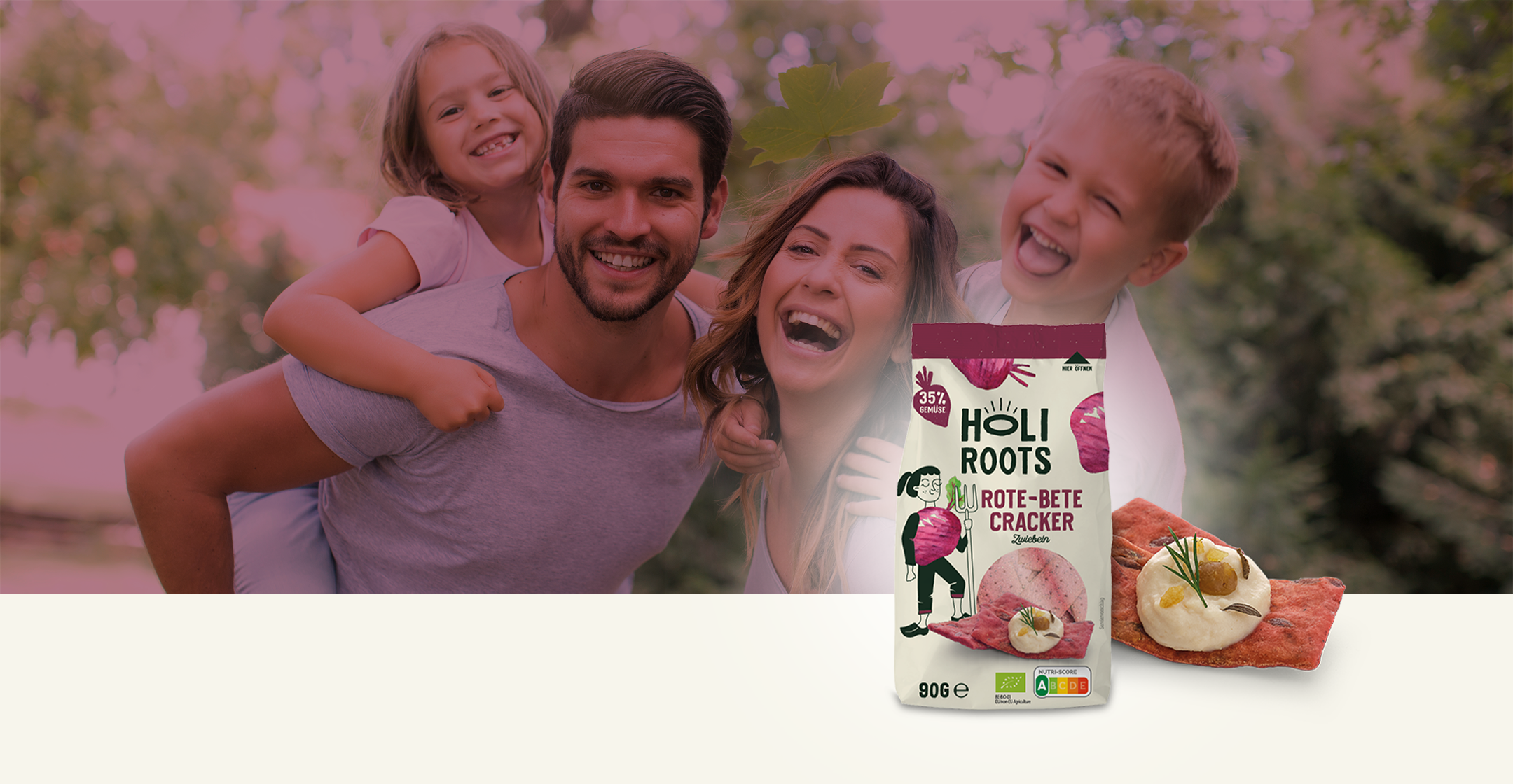 Familie im Grünen mit Holiroots Rote-Bete-Crackern – natürlicher Snackgenuss für Groß und Klein.