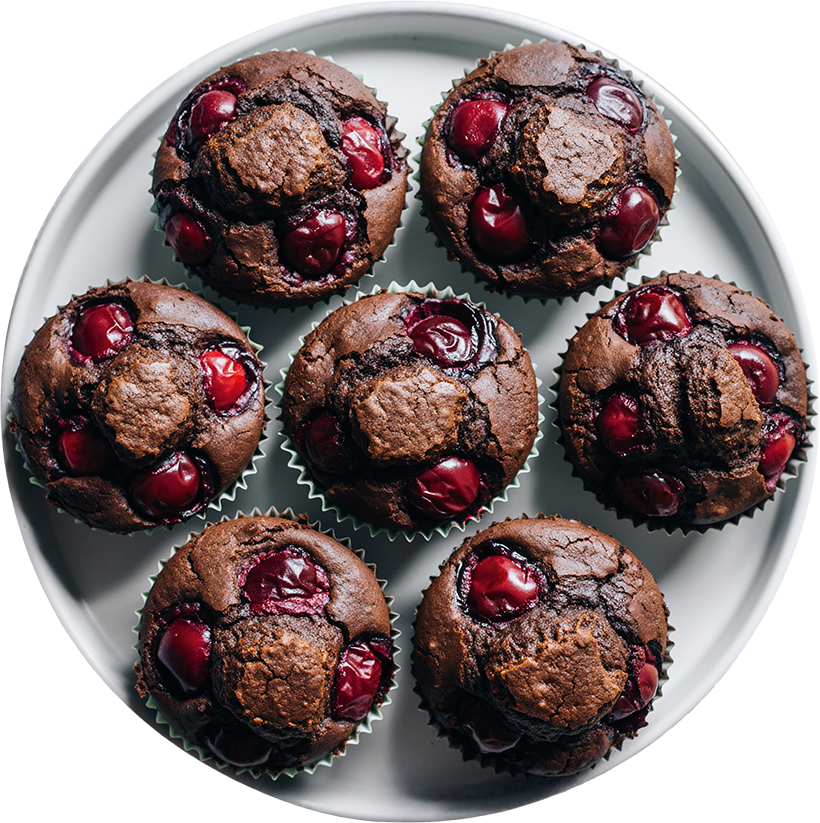 Saftige Schoko-Kirsch-Muffins mit Schattenmorellen, angerichtet auf einem Teller.