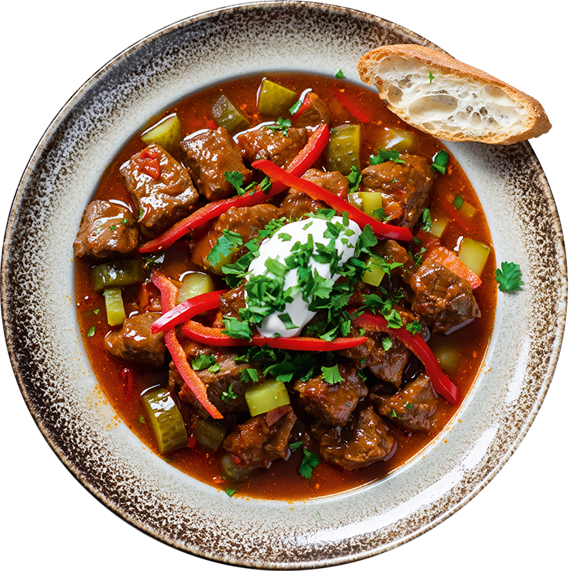 Ungarischer Rindfleisch-Eintopf mit Paprika, Essiggurken und Sauerrahm, serviert mit frischem Brot.