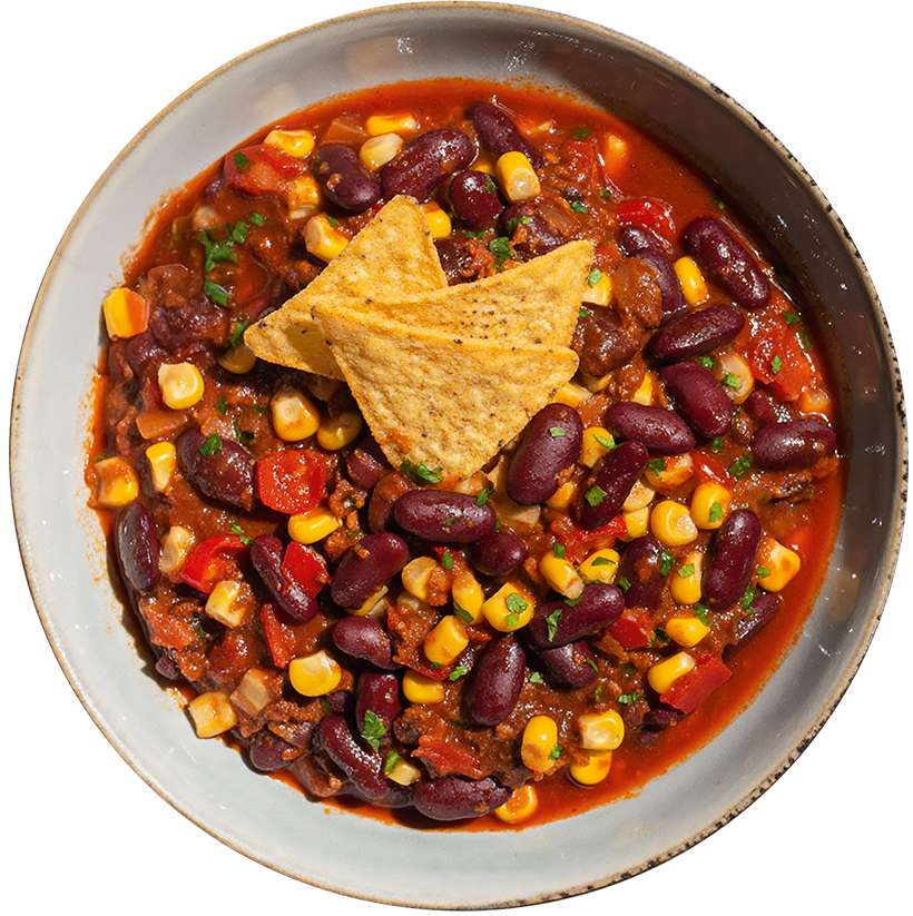Chili sin Carne mit Kidneybohnen, Mais und Paprika, serviert mit knusprigen Tortilla-Chips.