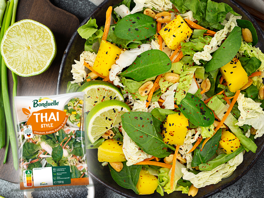 Werbefolder von ORO di Parma mit neuen Tomatenpassata-Flaschen im Glas – Präsentation der Sorten und Verkaufsimpulse ab Januar 2025.