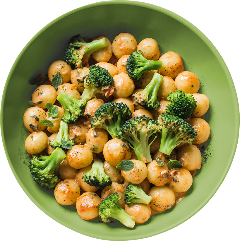 Gnocchi mit Brokkoli in cremiger Sauce auf grünem Teller – vegetarisches Pfannengericht