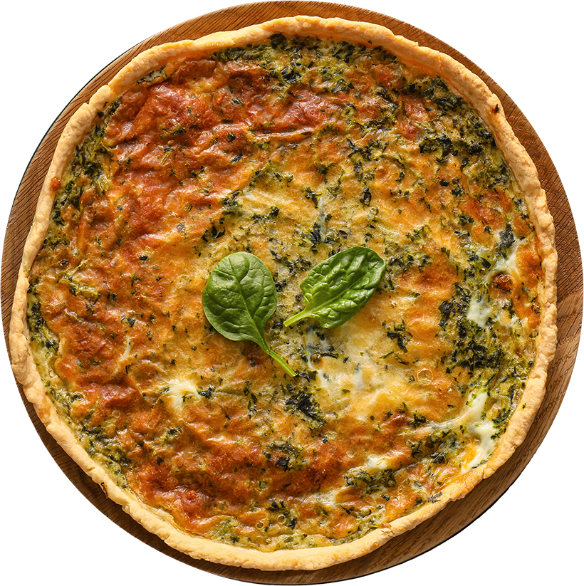 Spinat-Quiche mit goldbrauner Oberfläche und frischen Spinatblättern als Garnitur