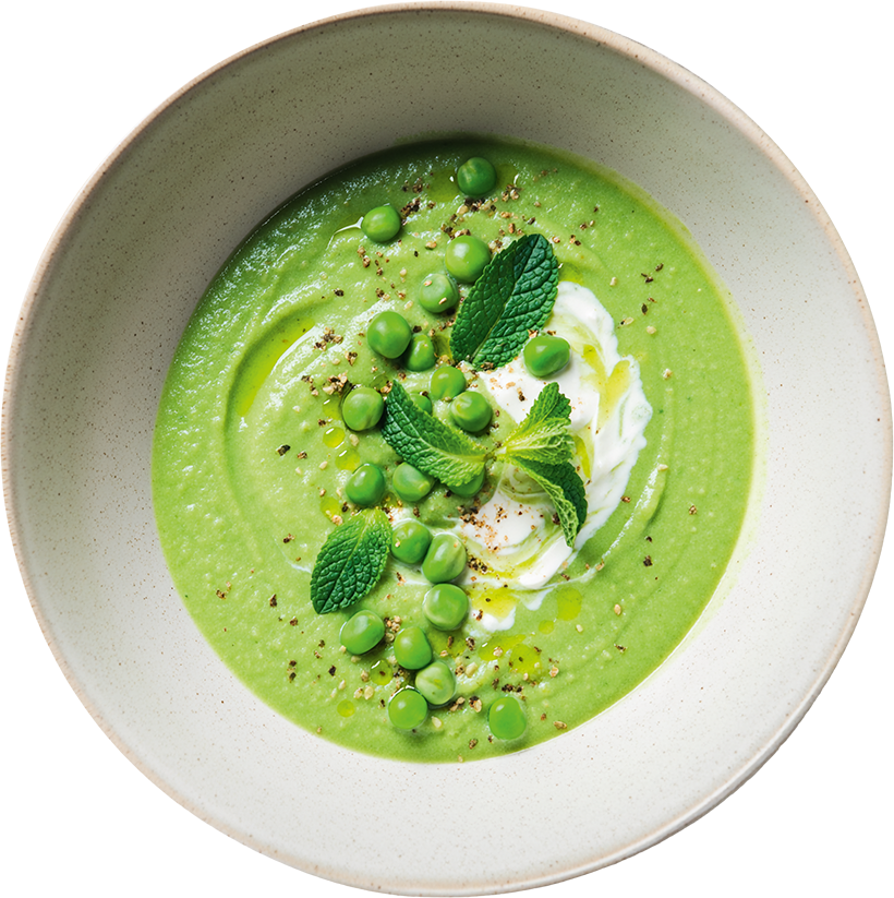 Cremige Erbsensuppe mit Minze und Joghurt-Topping, garniert mit frischen Erbsen und Kräutern