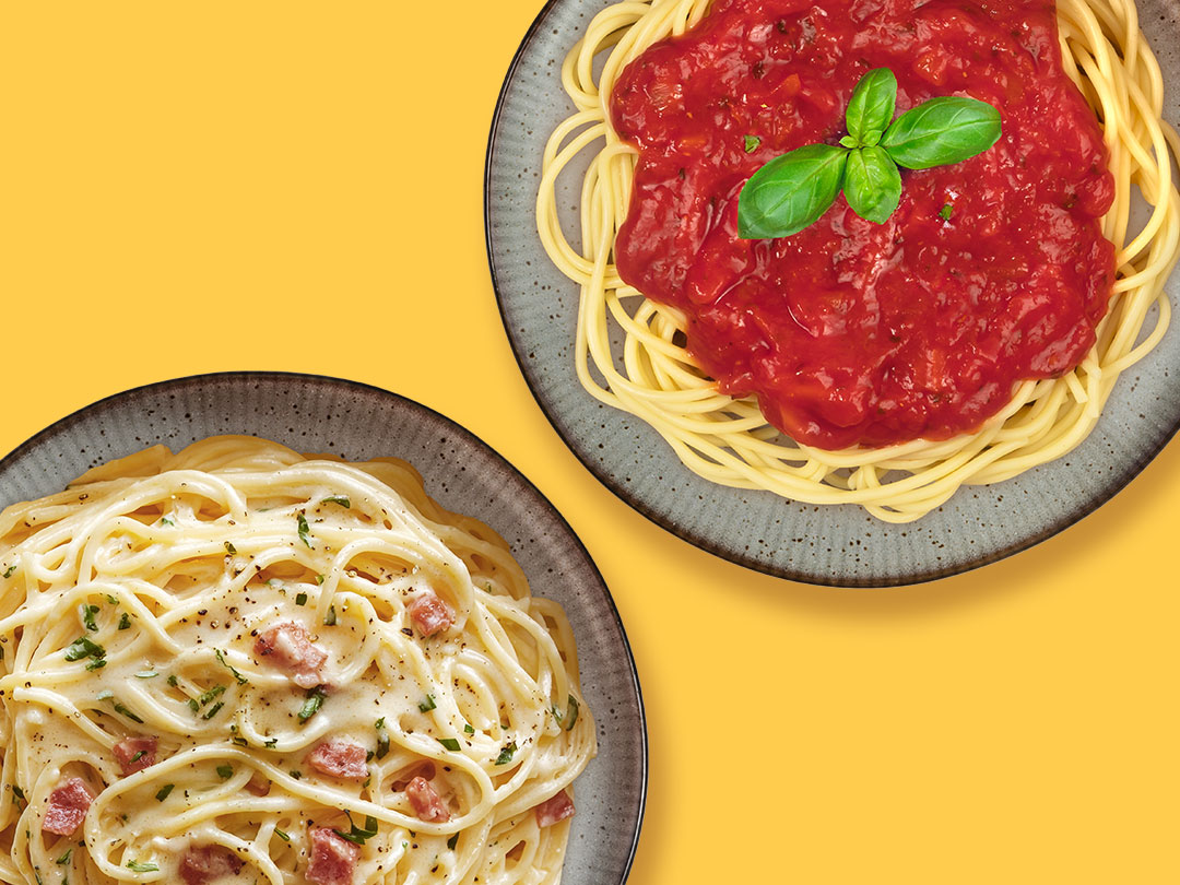Foodshot Spaghetti mit Tomato al Gusto Sauce und Carbonara von Speciale al Gusto Topview Teller italienischer Genuss, von der Werbeagentur ehrle studio erstellt