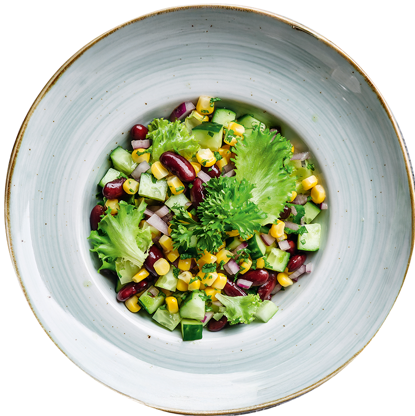 Frischer Sommersalat mit Gurke, Mais, Kidneybohnen und Blattsalat in einer Schüssel.