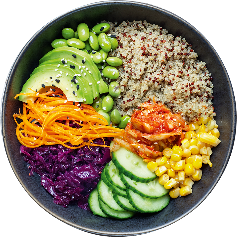 Bunte Buddha Bowl mit Quinoa, Edamame, Avocado, Gurke, Mais, Karotten und Kimchi auf orangefarbenem Hintergrund.