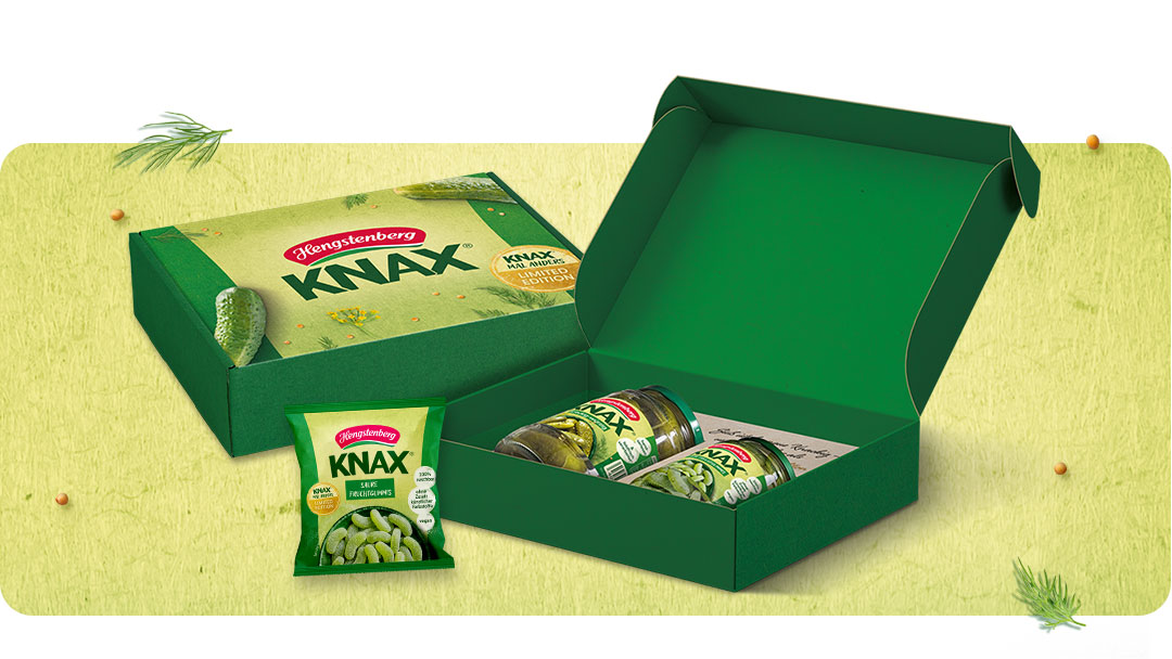 Geöffnete und geschlossene Präsenterbox von Hengstenberg Knax mit zwei Gläsern der Limited Edition „Saure Fruchtgummis"