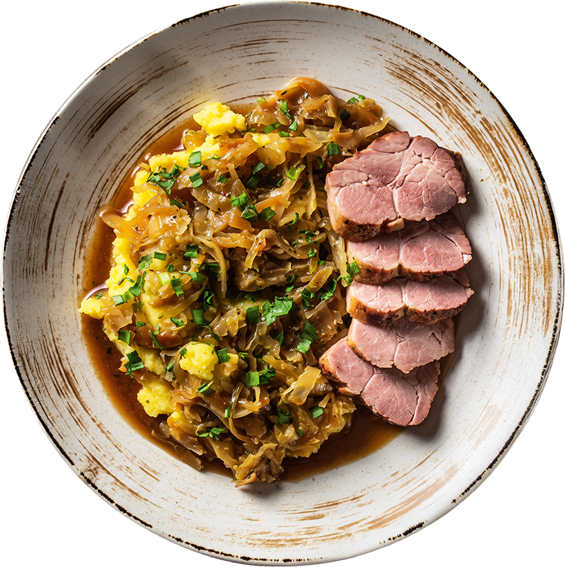 Schmorkraut mit zartem Kasseler, Sauerkraut-Kartoffelstampf und frischen Kräutern auf einem Teller angerichtet.